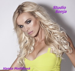 blonďatá tvář salonu